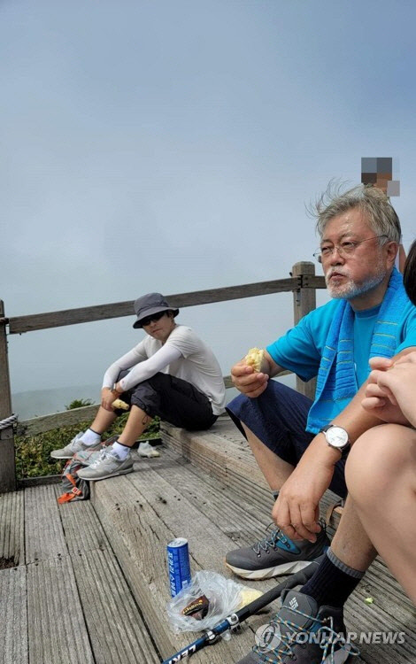 한라산 등산 중 쉬고 있는 문재인 전 대통령[탁현민 페이스북]